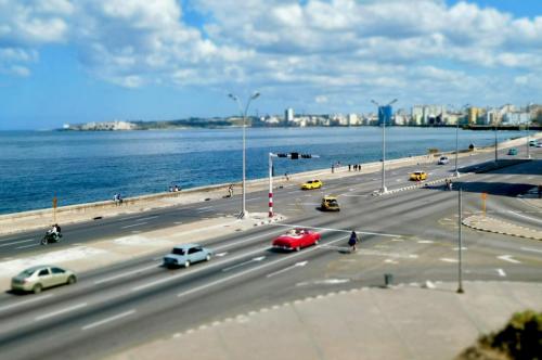 Sicht auf Havannas Malecón (spanisch für Ufermauer) - hier treffen sich täglich jung und alt